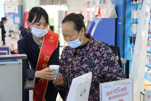移動公司工作人員對老年客戶的關愛。