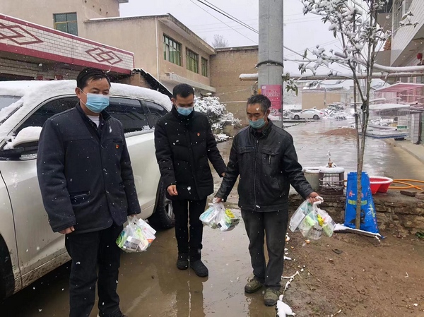 谷丰村党员干部为杨家寨组的村民杨中帮送药。