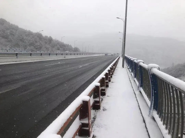 天降大雪，路面湿滑带来行车隐患。赵毫摄