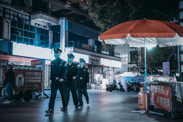 1 图为民警开展街面步巡。图片由都匀市公安局提供.jpg