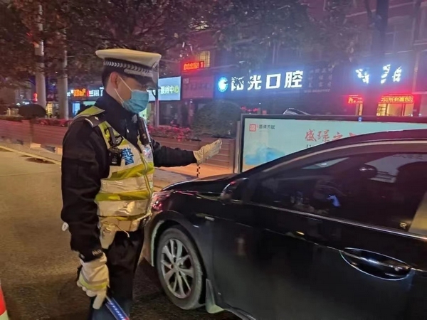 3 图为交警在城区重点路段开展交通违法整治。图片由都匀市公安局提供.jpg