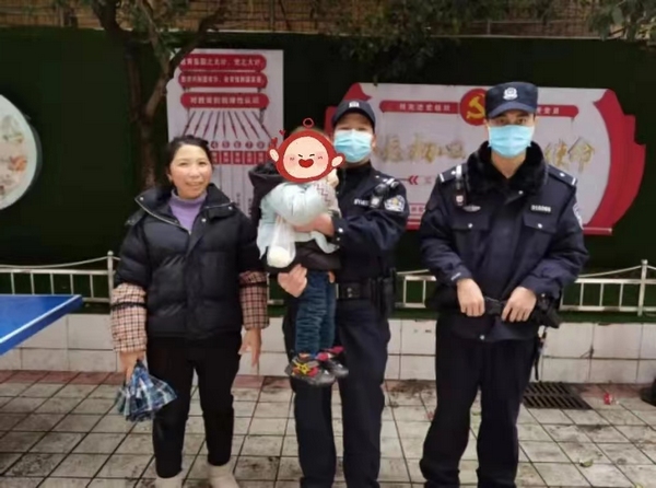 4 图为民警帮助群众找回走失幼童。图片由都匀市公安局提供.jpg