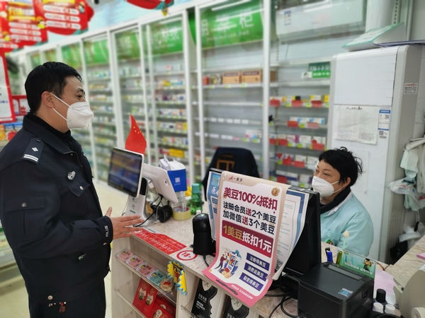 5 图为民警询问店家药品价格问题。图片由都匀市公安局提供.jpg