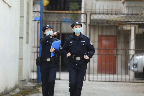 遵义会议会址派出所民警深入社区开展检查。