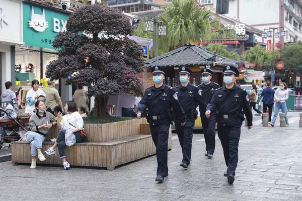 遵义会议会址派出所民警在遵义会址周边开展巡逻。