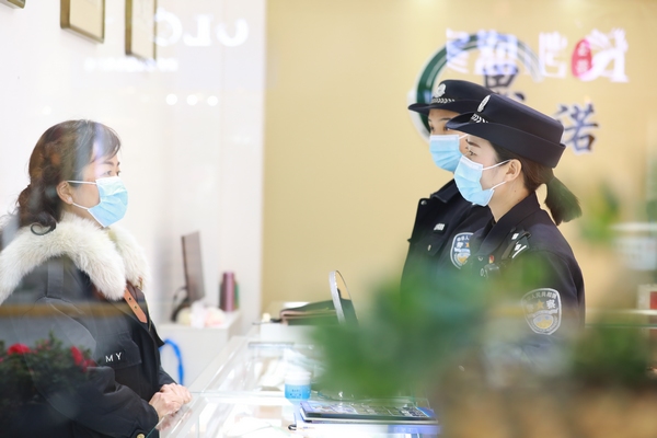 遵义会议会址派出所社区民警在辖区内开展走访。