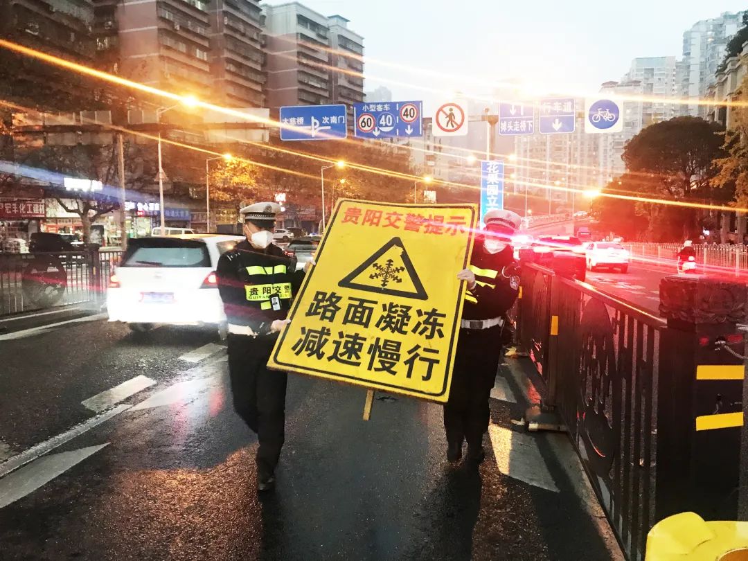 圖片12月27日晚，貴陽市公安交通管理局南明區分局的交警在興關高架橋設置提醒標志牌。1