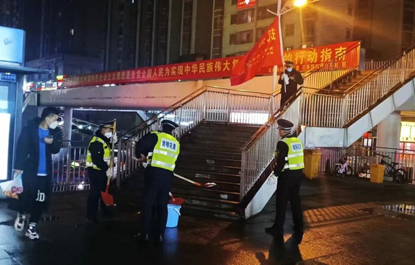 圖片12月27日晚，區城市綜合行政執法四大隊花果園中隊的執法隊員在易凝凍橋梁及路面進行撒鹽除冰作業。