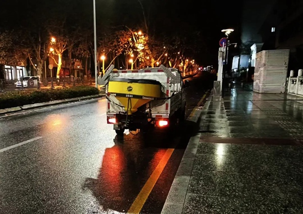 圖片12月27日晚，南明區環衛工人正在轄區內易發生凝凍的地勢高處、橋梁、涵洞等進行巡查和定點值守。
