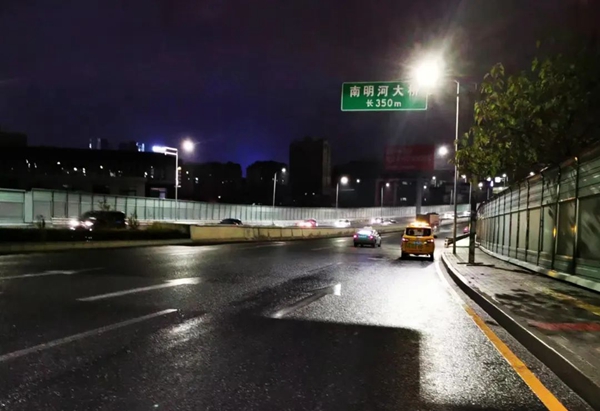 圖片12月27日晚，南明區環衛工人正在易發生凝凍的南明河大橋進行巡查和定點值守。6