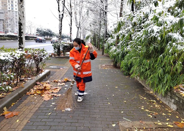 圖片12月28日，貴陽南河岸北控城市服務有限公司的環衛工人在甲秀南路清掃保潔。7