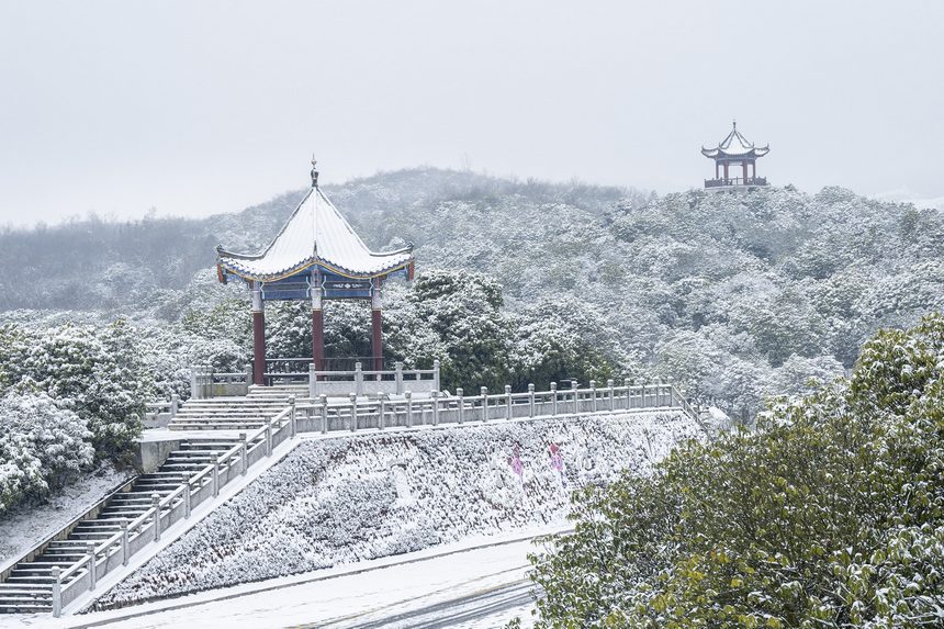 2022年12月28日，在毕节市百里杜鹃管理区普底拍摄的雪景。李华摄
