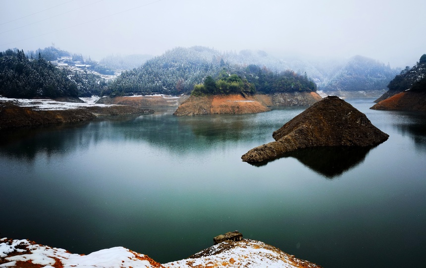 2022年12月28日，雪落水静——黔东南州润松水库。雷博林摄