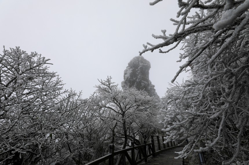 2022年12月31日拍摄的世界自然遗产地梵净山雪景。李鹤摄