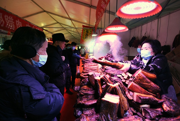12月31日，市民在南明区2023幸福中国-贵阳第八届迎春年货节集市选购腊味食品。
