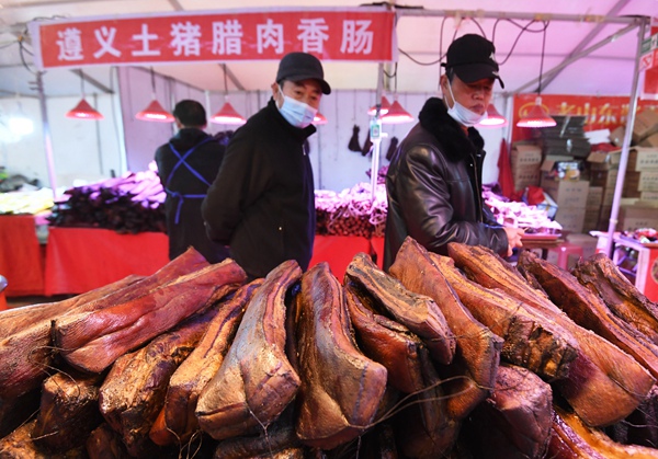 12月31日，市民在南明区2023幸福中国-贵阳第八届迎春年货节集市选购腊味食品。