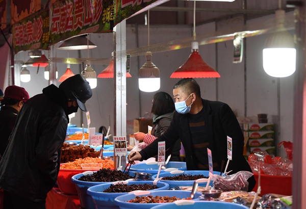 12月31日，市民在南明区2023幸福中国-贵阳第八届迎春年货节集市选购食品、年饰等消费品。