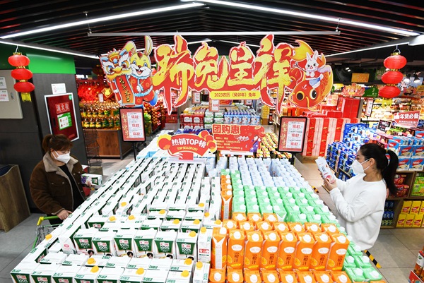 12月31日，市民正在贵阳市南明区惠民生鲜合力超市南浦路店年货大街选购商品。