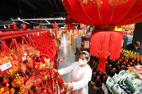12月31日，市民正在贵阳市南明区惠民生鲜合力超市南浦路店年货大街选购新年饰品。