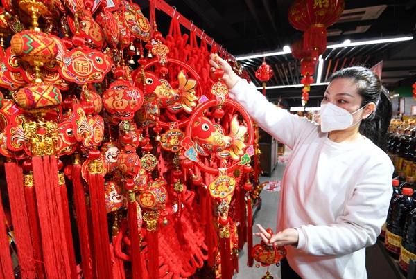 12月31日，市民正在贵阳市南明区惠民生鲜合力超市南浦路店年货大街选购新年饰品。