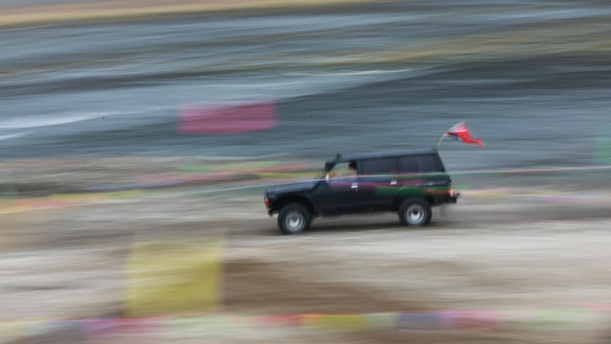 １月１日，越野車愛好者在貴州省黔東南州劍河縣開展越野車競技。