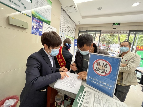 黔西南州分行個人金融部為農民工服務。
