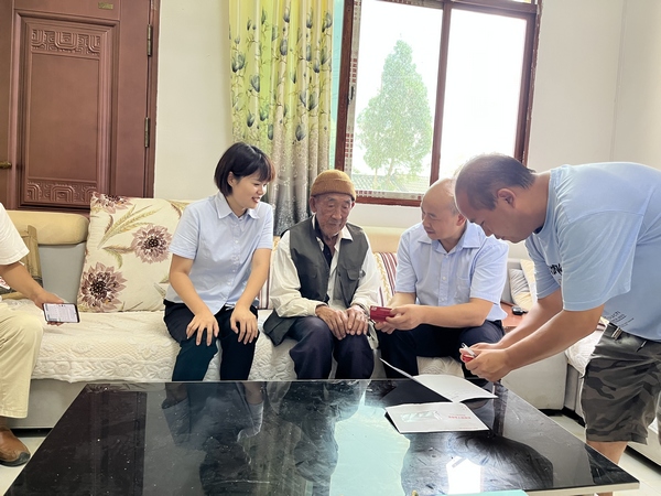 黔西南州分行個人金融部上門為老人服務。