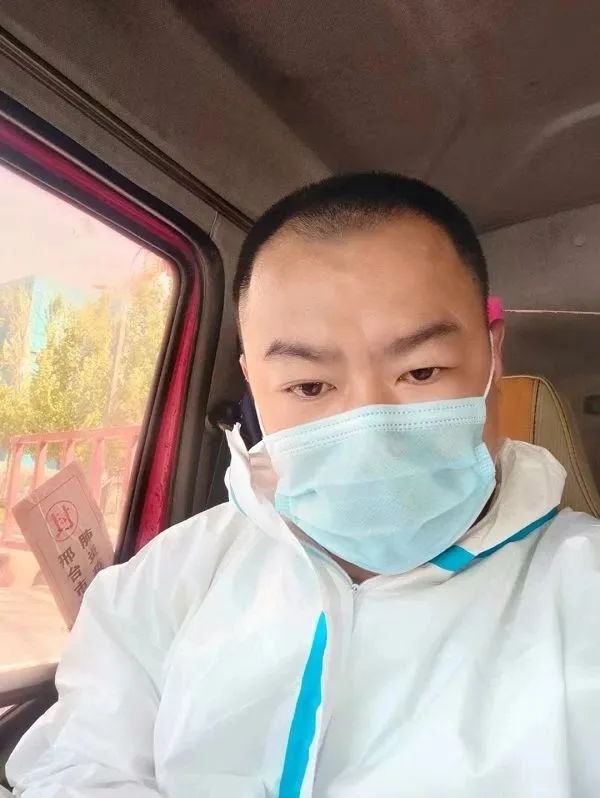 身穿防護服的張士佳在運送保障物資。
