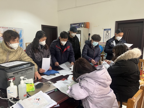 安顺经开区：上门办理不动产权证 基层服务更贴心。