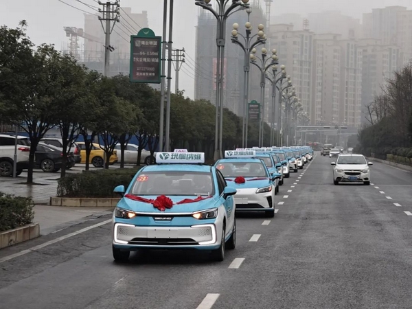贵州纳雍首批新能源出租车正式投入运营。