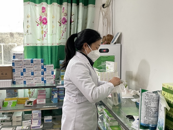 桐梓县马鬃苗族乡卫生院医生准备送给群众的药品。