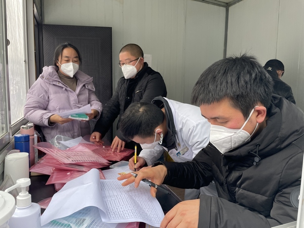 桐梓县马鬃苗族乡卫生院公共卫生科科长黄永刚正和同事一起抄写连心卡。