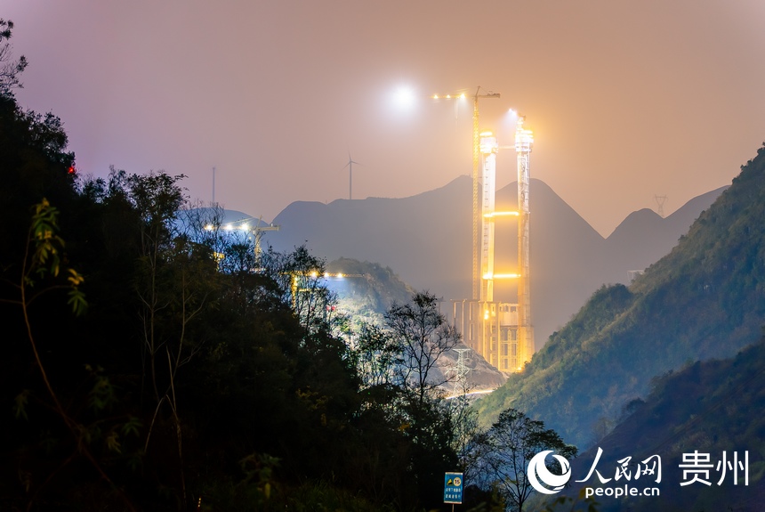 夜色下的花江峡谷大桥施工现场。人民网 涂敏摄
