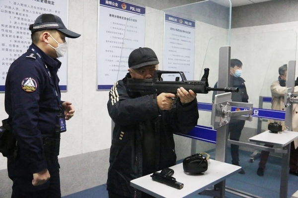 媒体记者体验智慧射击场。图片由南明公安分局提供
