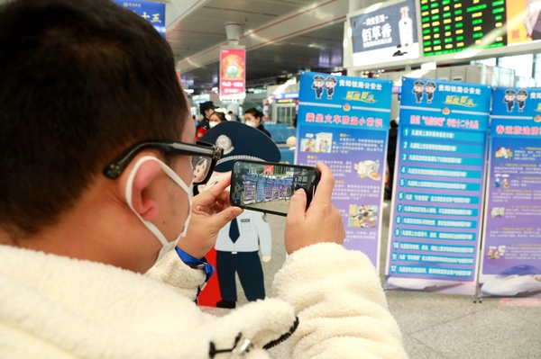 旅客用手机记录下旅途安防知识。