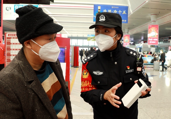 民警向旅客讲解安检知识及常见禁带限带物品。