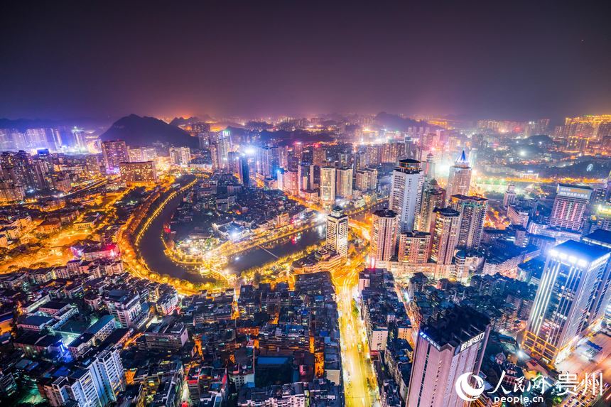 夜幕之下，灯火璀璨的贵阳市城区。人民网 涂敏摄