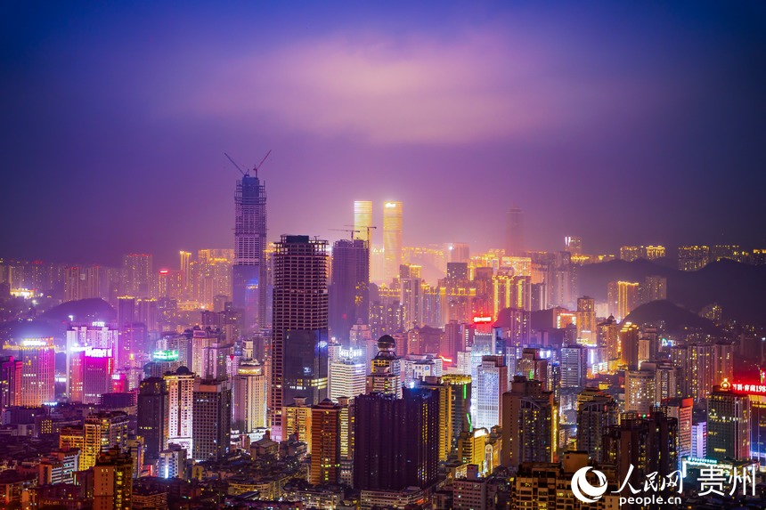 夜幕之下，灯火璀璨的贵阳市城区。人民网 涂敏摄