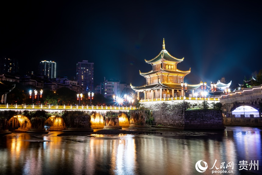 夜幕下的甲秀楼。人民网 涂敏摄