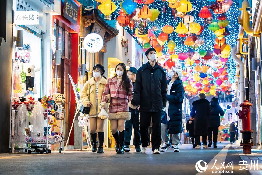 市民在青云路青云市集游览。人民网 涂敏摄