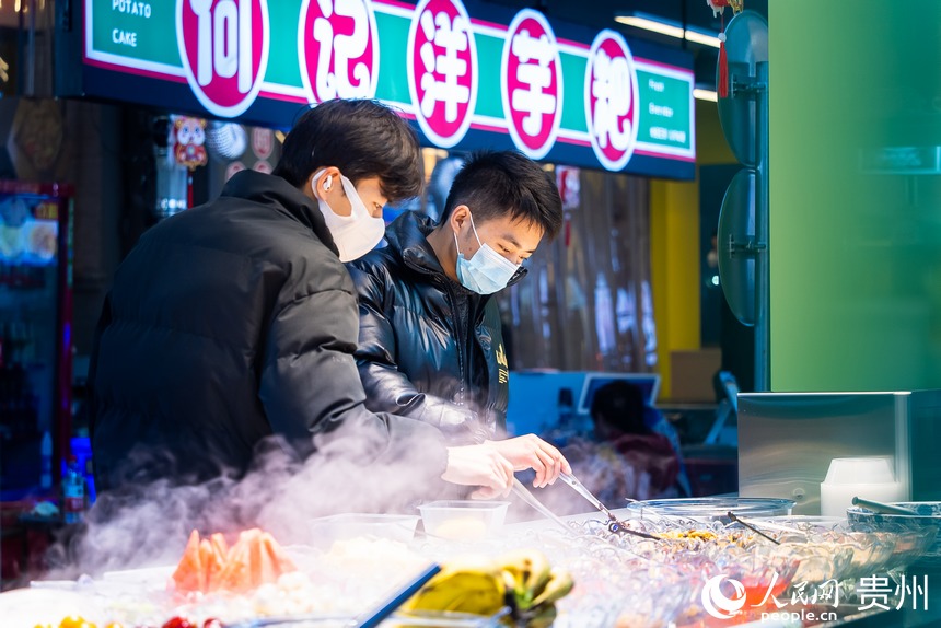 市民在青云路青云市集选购美食。人民网 涂敏摄