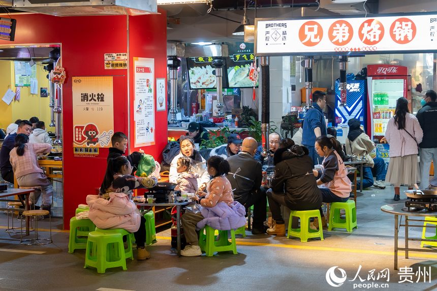市民在青云路青云市集品尝美食。人民网 涂敏摄