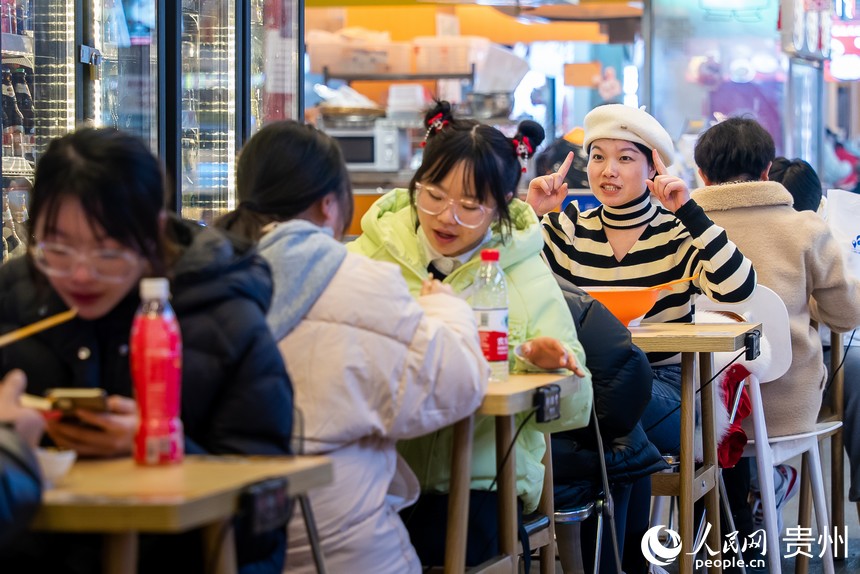 市民在青云路青云市集品尝美食。人民网 涂敏摄