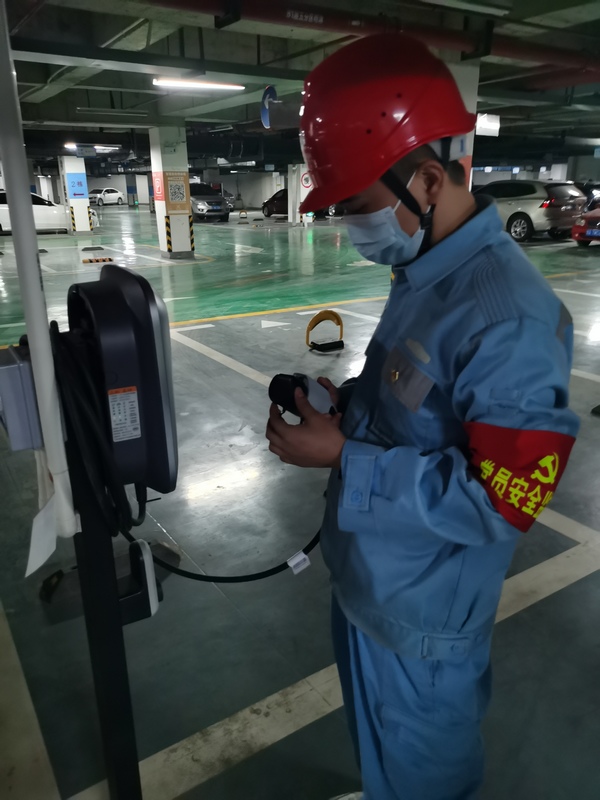 4 图为城东供电服务中心员工现场检查客户充电桩。.jpg