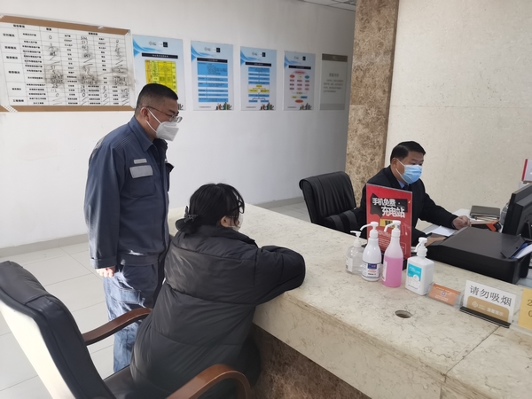 5 图为城东供电服务中心员工协助客户办理物业开工许可。.jpg
