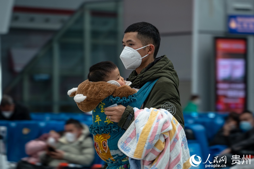 乘客在候车室内等候检票。人民网 阳茜摄
