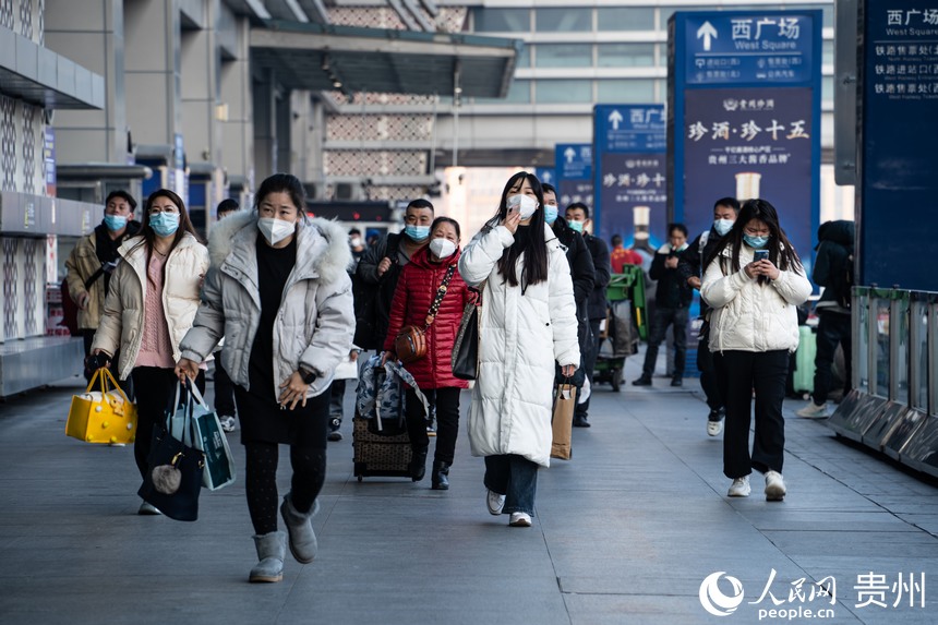 大批乘客前往候车室等待乘车。人民网 阳茜摄