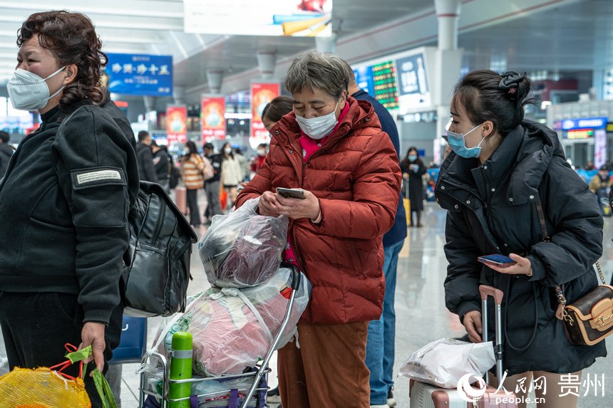 贵阳北站候车大厅内乘客等待乘车。人民网 阳茜摄