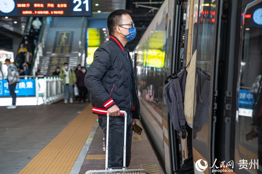 旅客进站乘车。人民网 阳茜摄