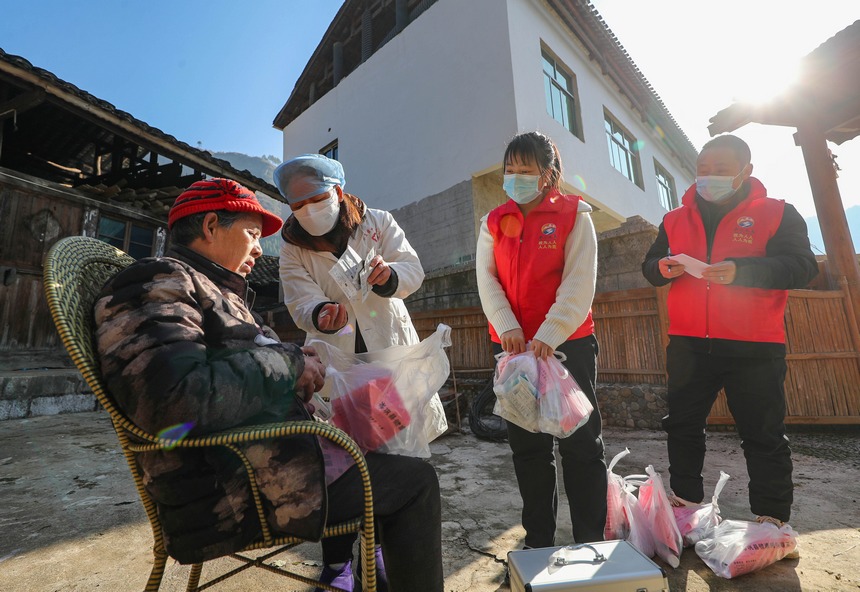 2023年1月8日，在贵州省黔东南州岑巩县水尾镇马家寨村，村医和党员志愿者向老年人介绍防疫健康包内核酸检测抗原试剂的使用方法。